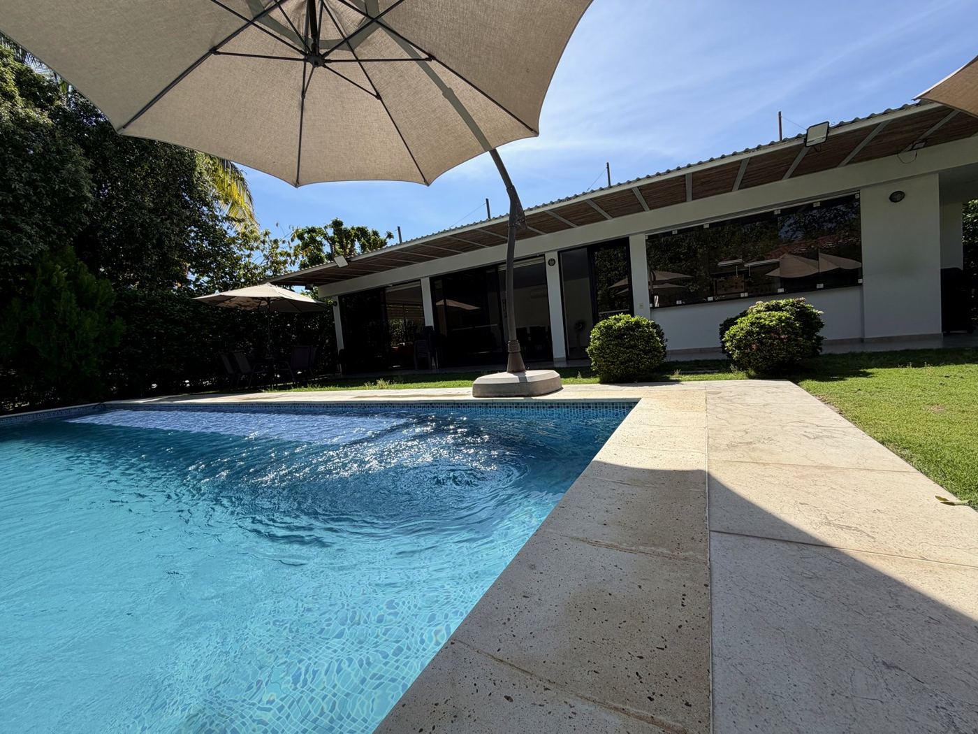 Vista de la casa desde la piscina